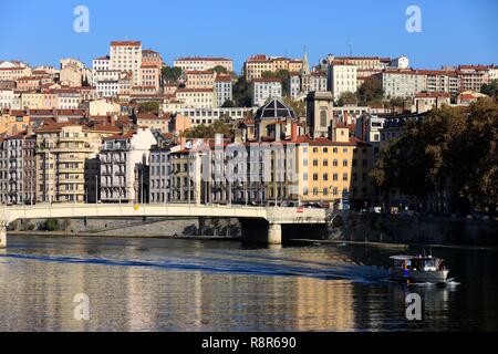 Francia, Rhône, Lione, 5° distretto, Vieux Lyon district, La Feuillée ponte, sul fiume Le navetta Vaporetto su La Saône, Les Terreaux distretto in background Foto Stock