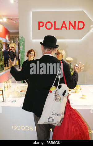 L'uomo, COP24 partecipante, colloqui per il personale femminile del Padiglione polacco sul dicembre 14, 2018 a Katowice. Foto CTK/Grzegorz Klatka Foto Stock