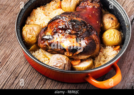 La carne di maiale fuso a snodo su una superficie di legno.arrosto di maiale il fuso a snodo con patate Foto Stock