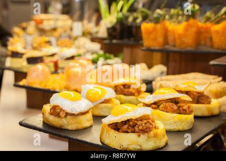 Spagna, Guipuzkoa, crogiolatevi paese, San Sebastian, pintxos (Paesi Baschi tapas) servita su un contatore di caffè Foto Stock