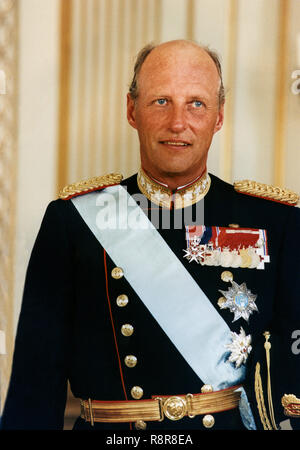 Il re Harald di Norvegia in uniforme e regalia Foto Stock