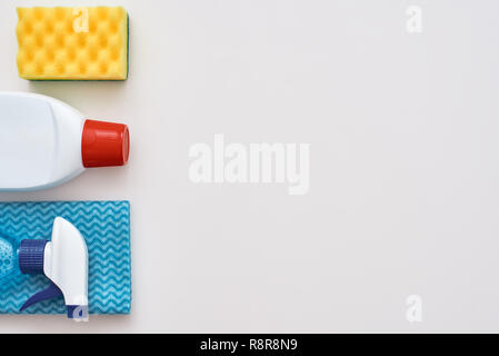 Immagine ritagliata della pulizia degli strumenti isolati a sfondo bianco. Foto Stock