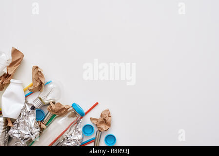 Proteggere l'ambiente. Crumple lamina, carta e plastica a sinistra Foto Stock