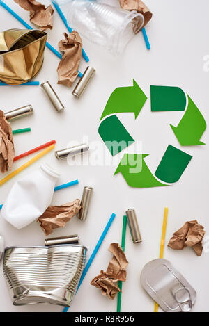 Proteggere l'ambiente. Crumple canns, carta, plastica e batterie Foto Stock