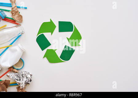 Proteggere l'ambiente. Crumple lamina, carta e plastica Foto Stock