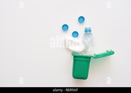 Bottiglie di plastica a partire da latte e acqua, isolato Foto Stock