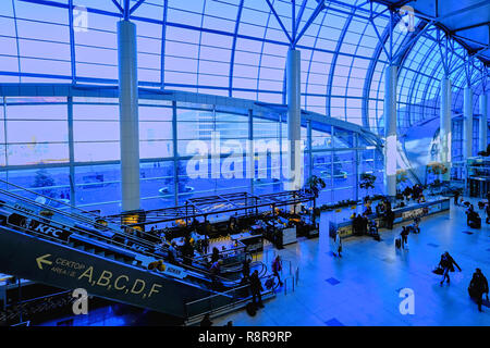 Mosca Domodedovo, Russia - Novembre 9, 2018: Hall dell'Aeroporto Internazionale di Domodedovo a Mosca architettura moderna Foto Stock