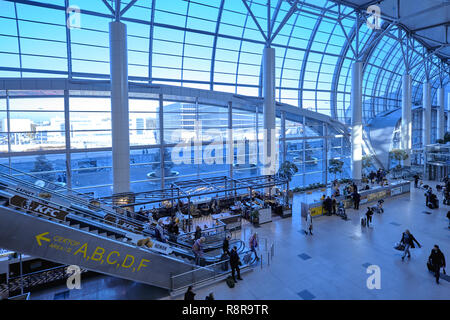 Mosca Domodedovo, Russia - Novembre 9, 2018: Hall dell'Aeroporto Internazionale di Domodedovo a Mosca architettura moderna Foto Stock