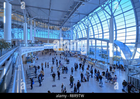 Mosca Domodedovo, Russia - Novembre 9, 2018: Hall dell'Aeroporto Internazionale di Domodedovo a Mosca architettura moderna Foto Stock