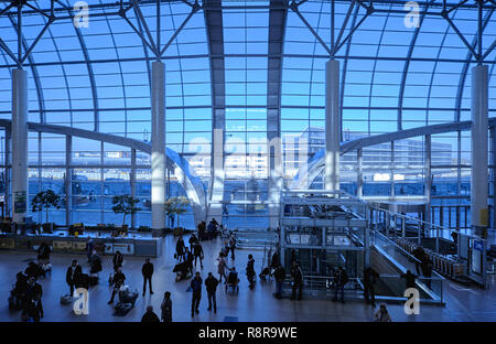 Mosca Domodedovo, Russia - Novembre 9, 2018: Hall dell'Aeroporto Internazionale di Domodedovo a Mosca architettura moderna Foto Stock