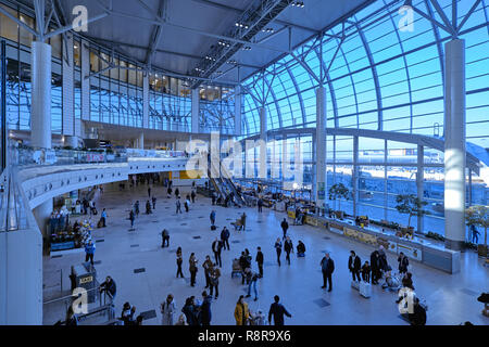 Mosca Domodedovo, Russia - Novembre 9, 2018: Hall dell'Aeroporto Internazionale di Domodedovo a Mosca architettura moderna Foto Stock