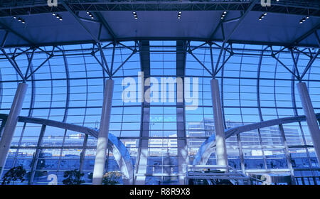 Mosca Domodedovo, Russia - Novembre 9, 2018: Hall dell'Aeroporto Internazionale di Domodedovo a Mosca architettura moderna Foto Stock