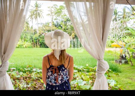 Indonesia Bali Ubud, ragazza sotto una pergola in campi di riso Foto Stock