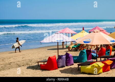 Indonesia, Bali, Sud, spiaggia di Seminyak, aperitivo al tramonto Foto Stock