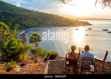 Indonesia, Bali, Amed e la costa orientale, Tramonto sul Monte Agung Jemeluk dal punto di tramonto Foto Stock
