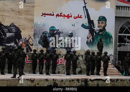 La striscia di Gaza, la Palestina. 16 dicembre 2018. Palestinesi militanti di Hamas prendere parte in un rally segnando il trentunesimo anniversario di Hamas, fondatori di Gaza City, o Foto Stock