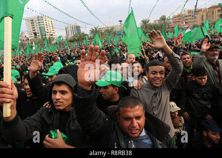 La striscia di Gaza, la Palestina. 16 dicembre 2018. Palestinesi prendere parte in un rally segnando il trentunesimo anniversario di Hamas, fondatori di Gaza City, il 16 dicembre Foto Stock