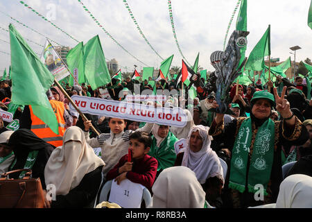 La striscia di Gaza, la Palestina. 16 dicembre 2018. Palestinesi prendere parte in un rally segnando il trentunesimo anniversario di Hamas, fondatori di Gaza City, il 16 dicembre Foto Stock