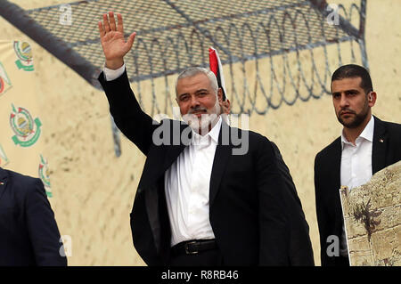 La striscia di Gaza, la Palestina. 16 dicembre 2018. Il capo di Hamas Ismail Haniyeh gesti durante un rally segnando il trentunesimo anniversario di Hamas, fondatori di Gaza City, Foto Stock