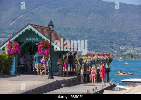 Francia, Haute Savoie, Talloires sulle rive del lago di Annecy, il molo della marina e della pesca Foto Stock