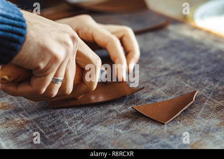 Maschio professionale skinner, pellicciaio lavora con Pelliccia di Visone pelle ad atelier, workshop. Moda e marocchineria concept Foto Stock