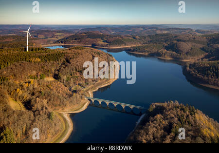 Versetalsperre, versi ponte con colonne rotonde, cerchi, riflessioni, cerchi nell'acqua, grafica, acqua bassa e la mancanza d'acqua, dam, acqua reservoi Foto Stock