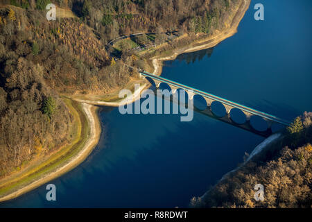 Versetalsperre, versi ponte con colonne rotonde, cerchi, riflessioni, cerchi nell'acqua, grafica, acqua bassa e la mancanza d'acqua, dam, acqua reservoi Foto Stock