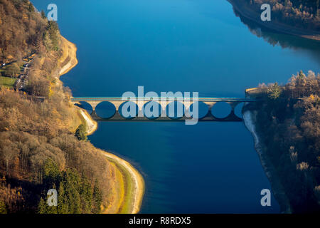 Versetalsperre, versi ponte con colonne rotonde, cerchi, riflessioni, cerchi nell'acqua, grafica, acqua bassa e la mancanza d'acqua, dam, acqua reservoi Foto Stock