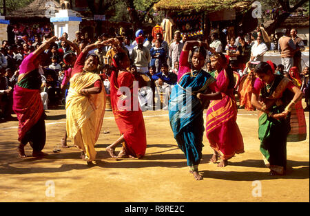 Ballo folk, kokani ballerini in fiera surajkund, Haryana, India Foto Stock