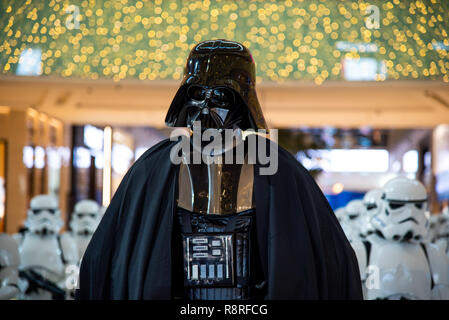 Dubai, Emirati Arabi Uniti - 11 dicembre 2018: dei personaggi di Star Wars Darth Vader visualizzati in Dubai Mall lobby Foto Stock