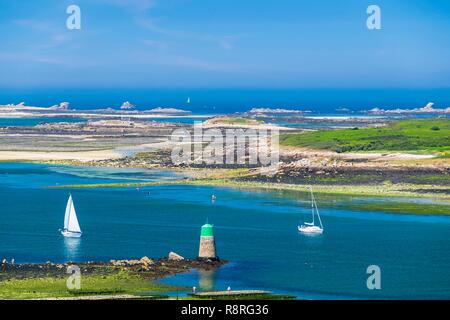 Francia, Finistère (29), Pays des Abers, Côte des Legendes, l'Aber Wrac'h, Lilia arcipelago in background Foto Stock