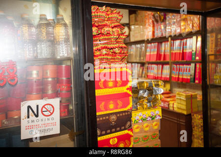 Petardo,petardi,negozi,durante,Compleanno celebrazioni divinità centrata attorno a Fuhsing,Fuxing Temple,Shipai,Taipei,Taiwan,Asia.asiatica,,ROC Foto Stock