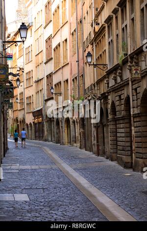 Francia, Rhône, Lione, 5° distretto, il vecchio quartiere di Lione, storico sito elencato come patrimonio mondiale dall' UNESCO, rue Juiverie Foto Stock