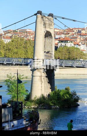 Francia, Rhone, Lione, 6° distretto, Les Brotteaux distretto, Passerelle du Collège sul Rodano, distretto delle piste di La Croix Rousse in background Foto Stock