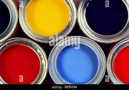 vernice stagno giallo vernice stagno rosso latta vernice blu latta Foto Stock