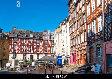 Francia, Ille et Vilaine, Rennes, Champ-Jacquet square è rivestito con il XVII secolo metà case con travi di legno Foto Stock