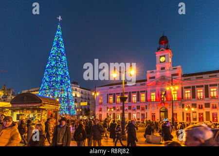 Madrid, Spagna - 5 Dicembre 2017 - un grande gruppo di persone a piedi attorno a un grande albero di Natale nel centro di Madrid in Spagna Foto Stock