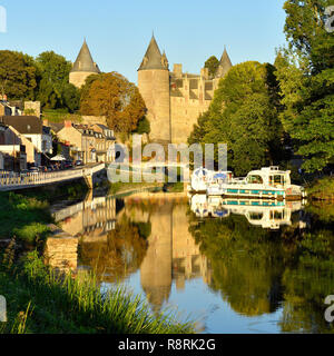 Francia, Morbihan, fermata sulla via di San Giacomo, Josselin, borgo medievale, Josselin castello in fiamme in stile gotico sul fiume Oust banche Foto Stock