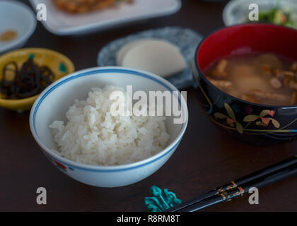 Il pranzo pasto della cucina giapponese a Yamagata, focalizzato sul recipiente del riso. Il Giappone. Foto Stock