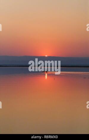 Bel Tramonto sul lago con barca da pesca, Zambia. Foto Stock