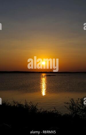 Bel Tramonto sul lago con barca da pesca, Zambia. Foto Stock