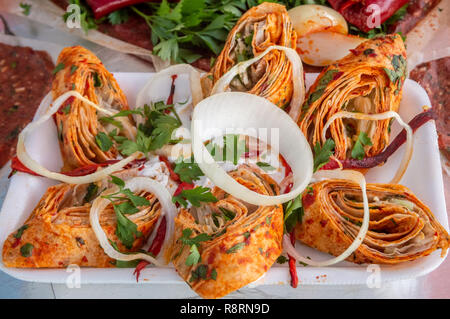 Close up di avvolgimento a fette sottili fette di pane con salsa di solito servite come frumento con carne Foto Stock