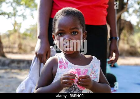 Bella ragazza africana, Kariba Sud scuola primaria, Zambia. Foto Stock