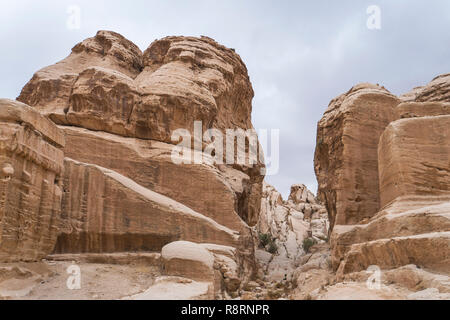 Vista di rocce di Petra, Giordania. Canyon tra le rocce, vista dal basso. Natura del Medio Oriente. Foto Stock