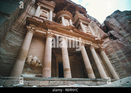 El Hazne famoso tempio di roccia-mausoleo, tesoro del faraone. nell'antica città di Petra, Giordania: incredibile sito Patrimonio Mondiale dell'UNESCO. Un antico st Foto Stock