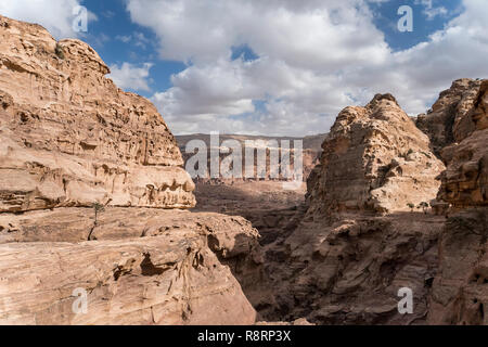 Vista di rocce di Petra, Giordania. Canyon tra le rocce, vista dal basso. Natura del Medio Oriente. Foto Stock