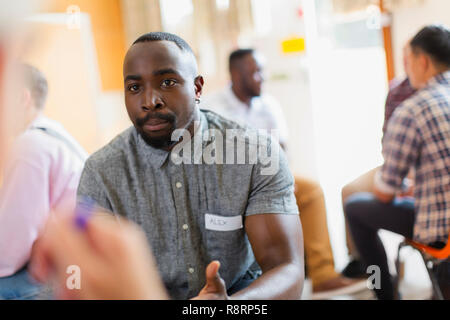 Gli uomini di conversazione e di ascolto in terapia di gruppo Foto Stock
