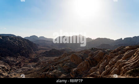 Vista di rocce di Petra, Giordania. Canyon tra le rocce, vista dal basso. Natura del Medio Oriente. Foto Stock