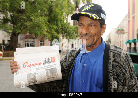 Giornale di Cuba street venditore in Havanna città: La nonna è il governo ufficiale della carta. Foto Stock