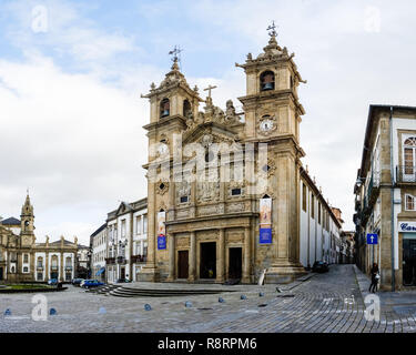 Braga, Portogallo - 13 Maggio 2018 : imponente chiesa di Santa Cruz e al fondo del lato di sinistra possiamo vedere un po' della Chiesa di San Marcos Brag Foto Stock